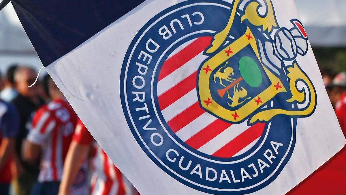 Banderola con el logotipo del equipo de futobl Chivas